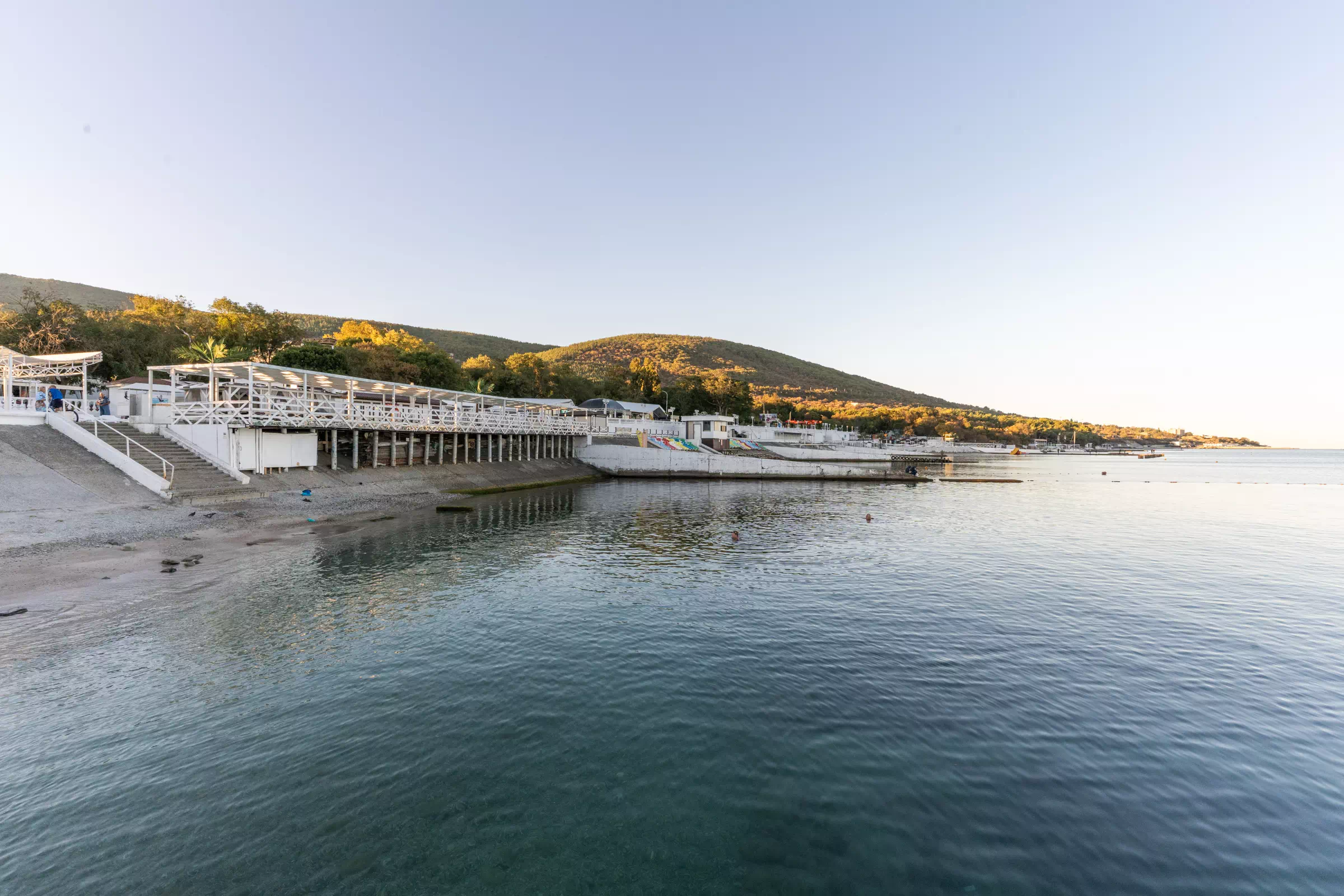 Собственный пляж санатория «Жемчужина моря» в Кабардинке — фото 2